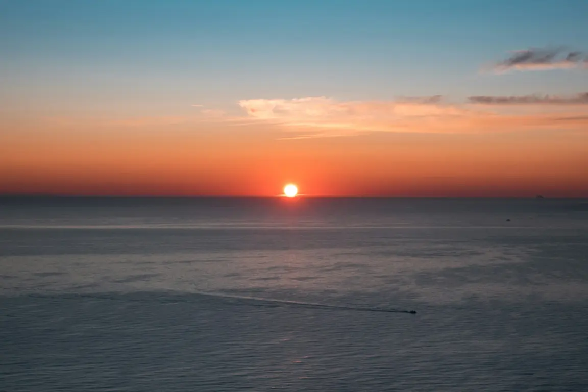 海から昇る朝日
