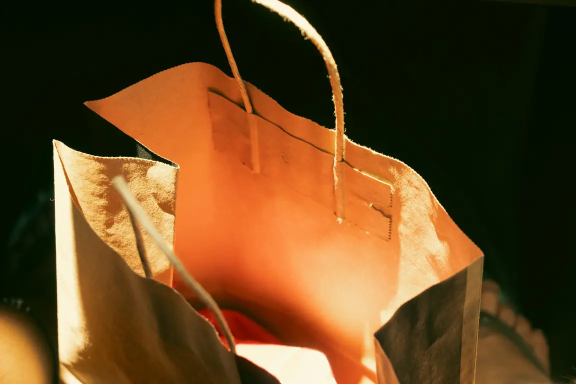 テーブルに置かれた無地の紙の買い物袋