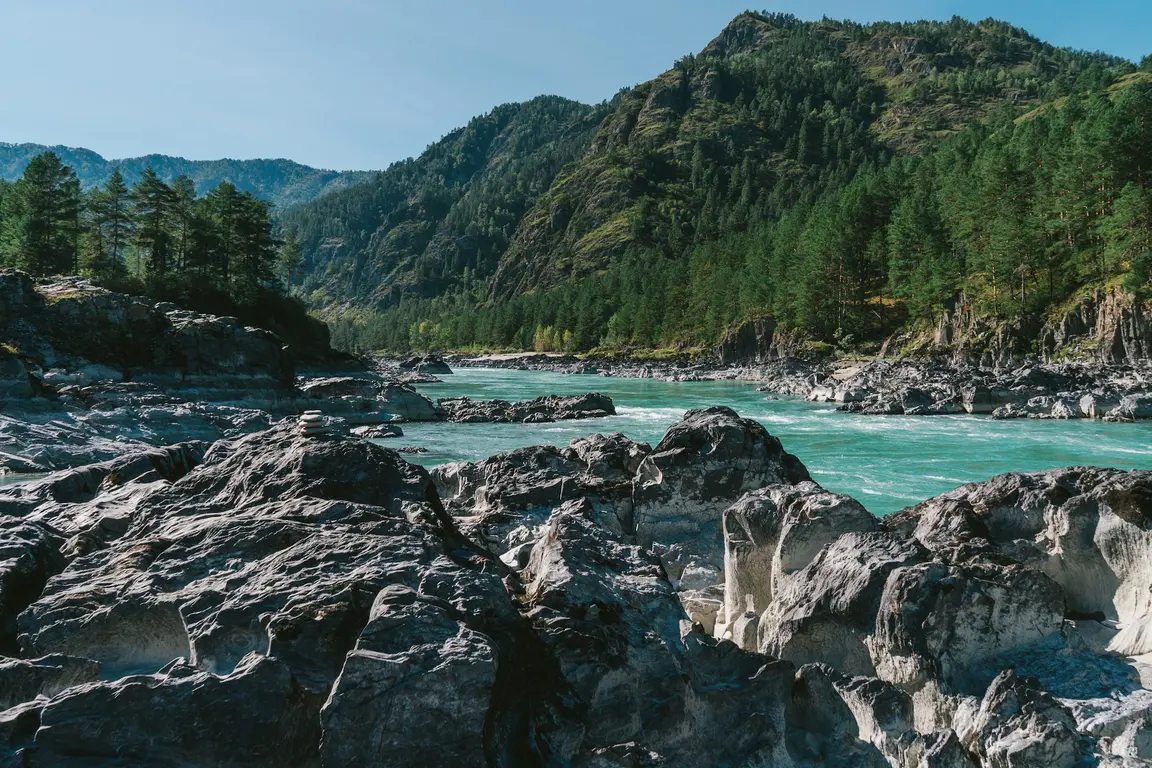 山あいを流れる川