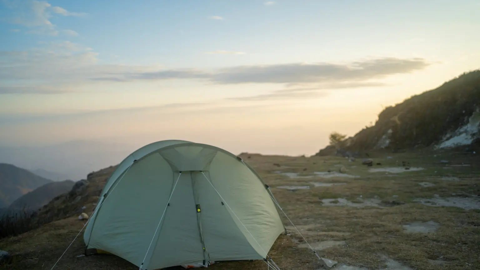 朝日を受ける山稜に張られた山岳テント