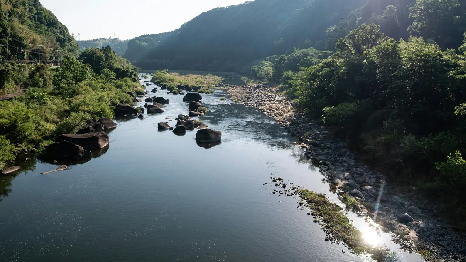 森に囲まれた渓流と川原